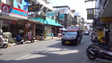 Pattaya caddesinde araba trafiği. Pattaya Tayland Mart 2020