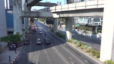 Bangkok 'ta Ratchadamri yolunda trafik vardı. Tayland Bangkok Mart 2020