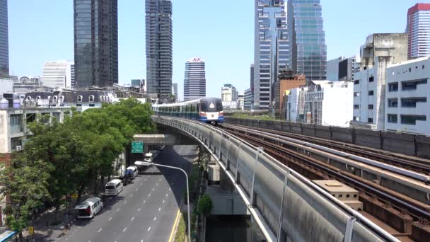Bts Skytrain Bangkokban Elhaladó Vonat Háttérben Város Thaiföld Bangkok Március — Stock videók