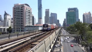 Bangkok 'ta BTS Skytrain, şehrin arka planında tren geçiyor. Tayland Bangkok Mart 2020