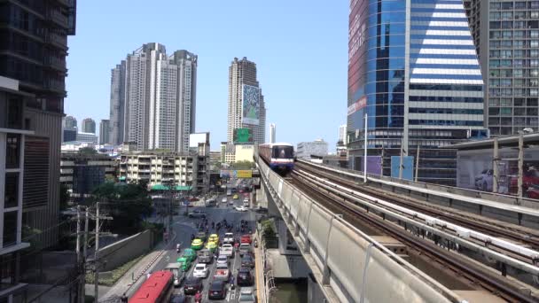 Bts Skytrain Στην Μπανγκόκ Διερχόμενο Τρένο Στο Παρασκήνιο Της Πόλης — Αρχείο Βίντεο