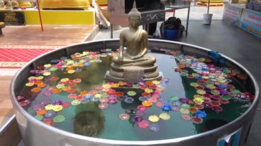 Pattaya Büyük Buda tapınağı Wat Phra Yai, süs nilüferleri Buda heykelinin etrafında yüzer. Pattaya Tayland Mart 2020