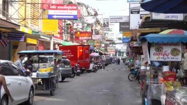 Pattaya caddesi kafe ve bar tabelaları. Pattaya Tayland Mart 2020
