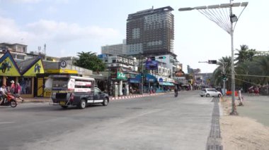 Pattaya sahil yolunda araba trafiği. Pattaya Tayland Mart 2020