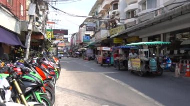 Pattaya caddesi kafe ve bar tabelaları. Pattaya Tayland Mart 2020