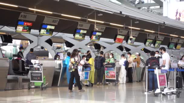 Les Passagers Aéroport Bangkok Suvarnabhumi Enregistrent Pour Leur Vol Terminal — Video