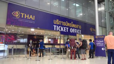 Bangkok 'un Suvarnabhumi havaalanındaki Tayland Havayolları bilet ofisleri. Tayland Bangkok Mart 2020 