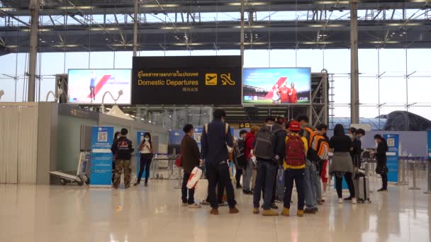 Бангкок Суварнабумі Пасажири Аеропорту Всередині Терміналу Відправлення Люди Медичних Масках — стокове відео