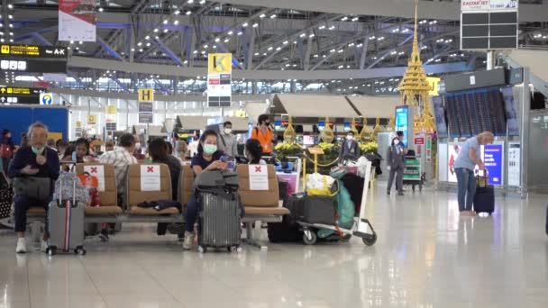 Pasażerowie Lotniska Bangkok Suvarnabhumi Czekają Odprawę Terminalu Odlotów Ludzie Maskach — Wideo stockowe