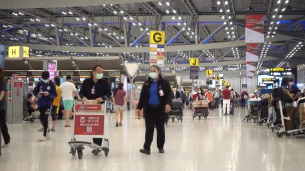 Bangkok Suvarnabhumi Pasażerów Lotniska Wewnątrz Terminalu Odlotu Ludzi Maskach Medycznych — Wideo stockowe