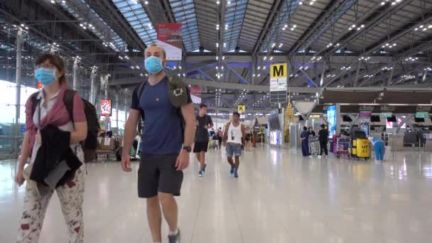 Pasażerowie Lotniska Bangkok Suvarnabhumi Czekają Odprawę Terminalu Odlotów Ludzie Maskach — Wideo stockowe