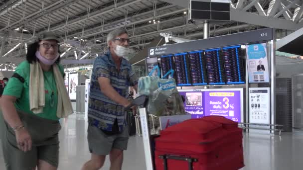 Bangkok Suvarnabhumi Pasażerów Lotniska Spojrzeć Pokładzie Odlotu Ludzi Maskach Medycznych — Wideo stockowe