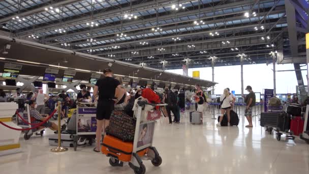 Pasażerowie Lotniska Bangkok Suvarnabhumi Czekają Kolejce Lot Ludzie Maskach Medycznych — Wideo stockowe