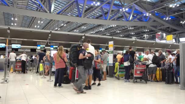 Passagiere Des Flughafens Bangkok Suvarnabhumi Stehen Schlange Für Einen Flug — Stockvideo