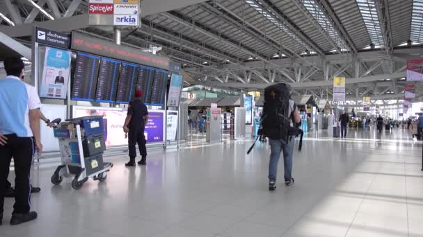 曼谷苏沃纳巴机场旅客在候机楼里 戴着医疗面罩的人都来自科罗纳威斯 泰国曼谷2020年3月 — 图库视频影像