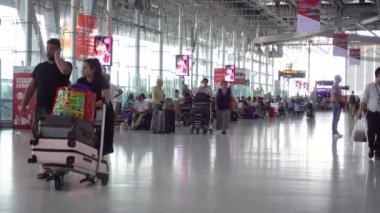 Bangkok Suvarnabhumi havaalanı yolcuları kalkış terminalinde, Coronavirus maskeli insanlar. Tayland Bangkok Mart 2020