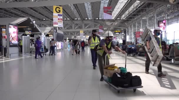 Bangkok Suvarnabhumi Pasażerów Lotniska Wewnątrz Terminalu Odlotu Ludzi Maskach Medycznych — Wideo stockowe