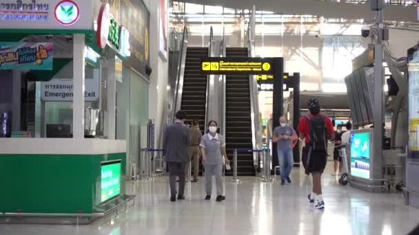 Bangkok Suvarnabhumi Pasażerów Lotniska Wewnątrz Terminalu Odlotu Ludzi Maskach Medycznych — Wideo stockowe