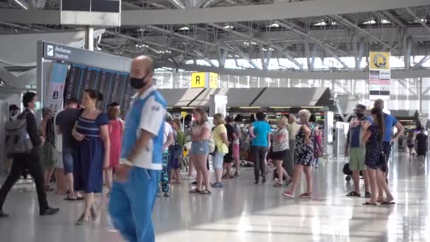 Bangkok Suvarnabhumi Pasażerów Lotniska Wewnątrz Terminalu Odlotu Ludzi Maskach Medycznych — Wideo stockowe