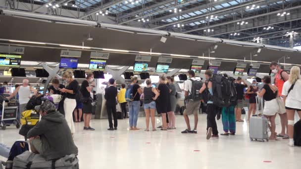 曼谷苏沃纳巴机场的乘客排队等候登机 戴着口罩的人都来自科罗纳韦尔斯 泰国曼谷2020年3月 — 图库视频影像