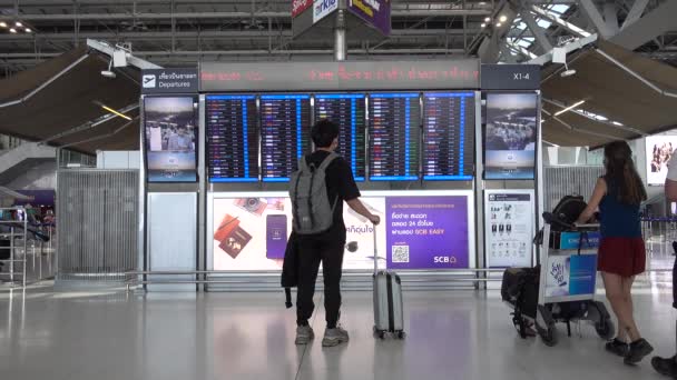 Bangkok Suvarnabhumi Pasażerów Lotniska Spojrzeć Pokładzie Odlotu Ludzi Maskach Medycznych — Wideo stockowe