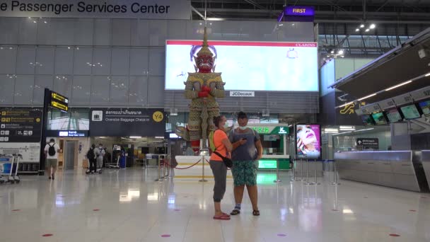 Bangkok Suvarnabhumi Pasażerów Lotniska Wewnątrz Terminalu Odlotu Ludzi Maskach Medycznych — Wideo stockowe