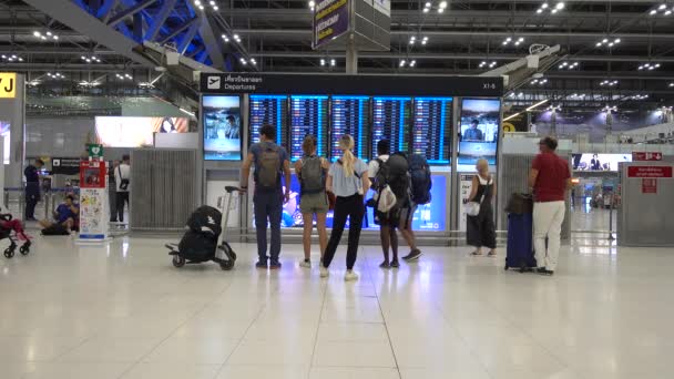 Bangkok Suvarnabhumi Pasażerów Lotniska Spojrzeć Pokładzie Odlotu Ludzi Maskach Medycznych — Wideo stockowe