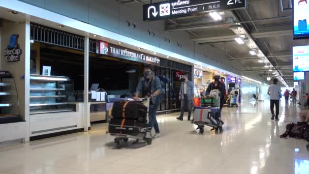 Bangkok Suvarnabhumi Airport Passengers Departure Terminal People Medical Masks Coronavirus — Stock Video