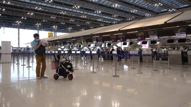 Cestující Letišti Bangkok Suvarnabhumi Odbaví Odletovém Terminálu Lidé Lékařských Maskách — Stock video