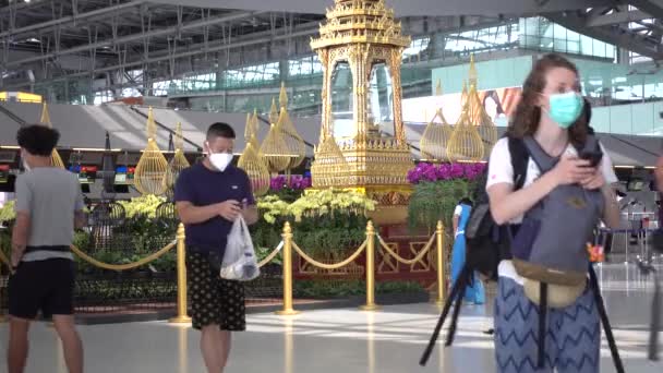 Bangkok Suvarnabhumi Passagers Aéroport Intérieur Terminal Départ Les Gens Masques — Video