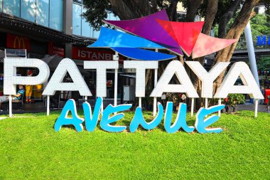 Pattaya Caddesi caddesinde büyük harfler var. Pattaya Tayland Mart 2020