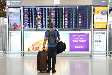 Bangkok Suvarnabhumi havaalanı yolcuları kalkış kuruluna bakın, Coronavirus maskeli insanlar. Tayland Bangkok Mart 2020