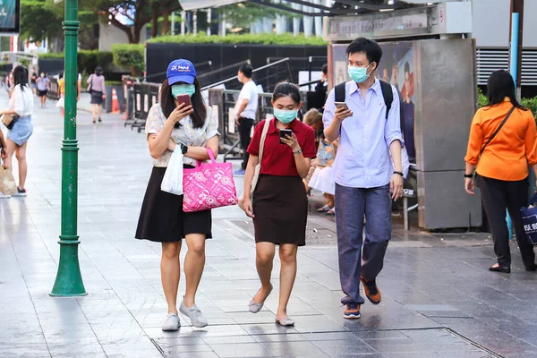 Sağlık maskeli Bangkok 'lular şehirde yürüyor. Tayland Bangkok Mart 2020