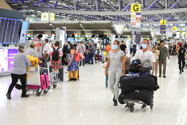 Bangkok Suvarnabhumi havaalanı yolcuları kalkış terminalinde, Coronavirus maskeli insanlar. Tayland Bangkok Mart 2020