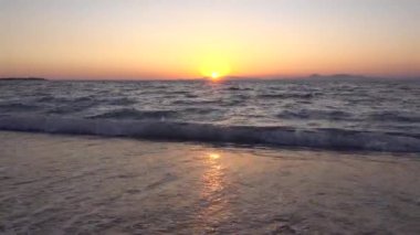 Akdeniz 'de güneşli bir gün batımı, altın rengi, ufukta güneş..