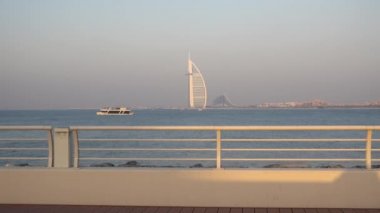 Burç al Arab oteli ve Basra Körfezi manzarası. Birleşik Arap Emirlikleri Dubai, Mart 2019
