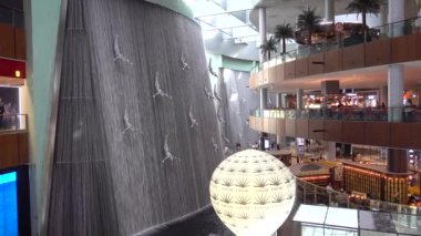 İnciler için dalgıçlarla şelale, Dubai Alışveriş Merkezi. Birleşik Arap Emirlikleri, Dubai, Mart 2019