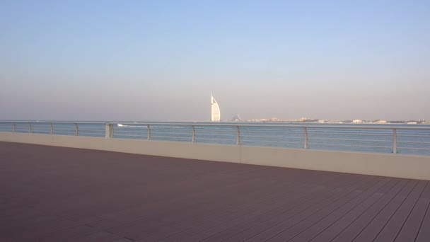 Widok Hotel Burj Arab Zatokę Perską Mężczyzna Kobieta Spacerujący Wzdłuż — Wideo stockowe