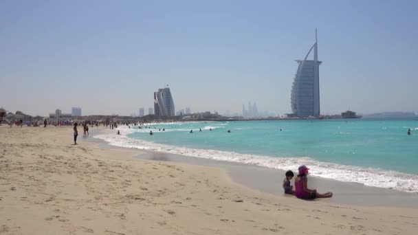 Jumeirah Pláž Slunečný Den Lidé Relaxovat Plavat Pozadí Hotelu Burj — Stock video