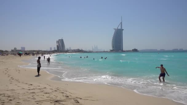 Jumeirah Beach Solig Dag Människor Koppla Simma Bakgrunden Hotellet Burj — Stockvideo