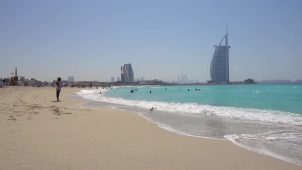 Jumeirah Strand Zonnige Dag Mensen Ontspannen Zwemmen Achtergrond Hotel Burj — Stockvideo