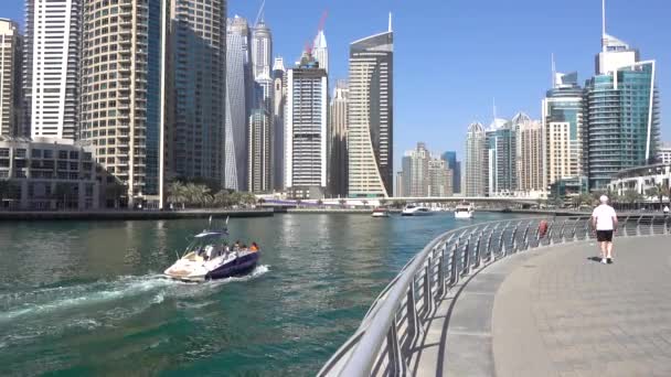 Dubai Marina Bay Promenáda Mrakodrapy Spojené Arabské Emiráty Dubaj Březen — Stock video