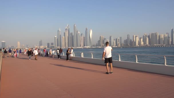 Люди Ходять Пішки Спостерігаючи Пальмою Джумейра Хмарочосами Дубая Марини Перської — стокове відео