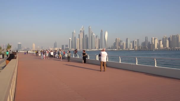 Vista Palma Jumeirah Rascacielos Dubai Marina Golfo Pérsico Gente Camina — Vídeos de Stock