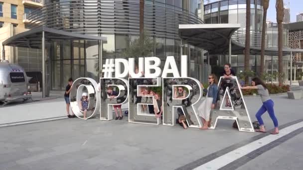 Dubajská Opera Děti Jsou Fotografovány Dopisy Spojené Arabské Emiráty Dubaj — Stock video
