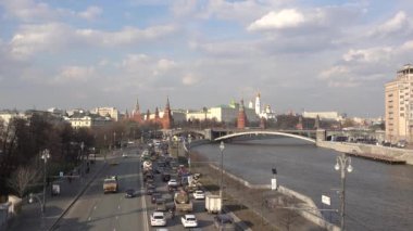 Moskova nehri, Prechistenskaya seti, arka planda Büyük Taş Köprüsü, Moskova Kremlin. Nehrin sağ yakasında Moskova Devlet Tiyatrosu var. Rusya, Moskova Nisan 2019