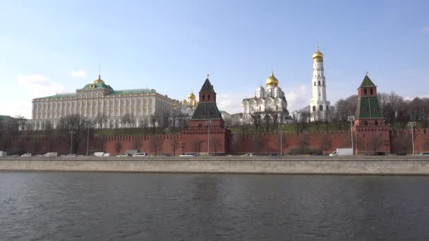Rio Moscou Aterro Kremlin Carros Kremlin Moscou Atrás Dele Você — Vídeo de Stock