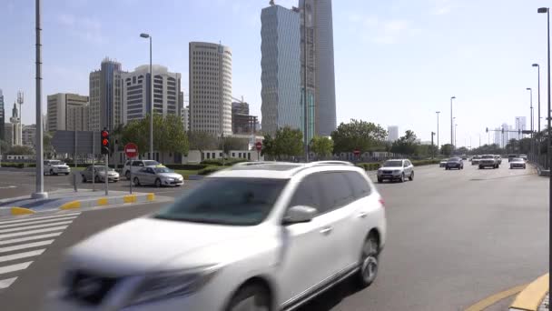 Abu Dhabi Cruzamento Rodoviário Trânsito Automóvel Dia Emirados Árabes Unidos — Vídeo de Stock