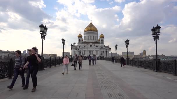 Moskva Patriarchální Most Katedrála Krista Spasitele Lidé Chodí Mostě Rusko — Stock video