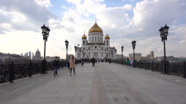 Moskau Patriarchalbrücke Christ Erlöser Kathedrale Menschen Gehen Auf Der Brücke — Stockvideo